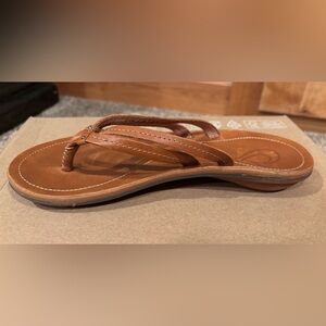 EUC Olukai U’i double strap leather flip flops.